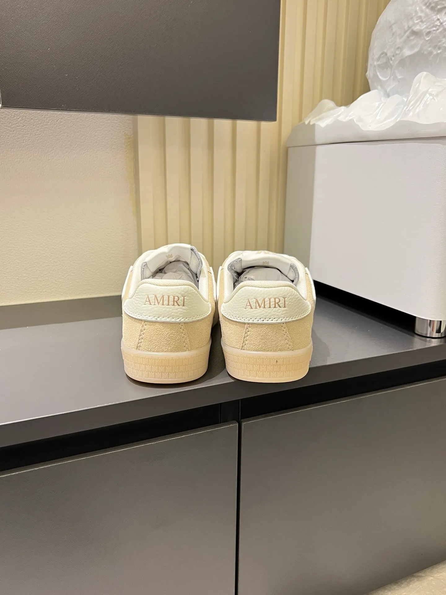 Men's shoes 💰p560 "AMIR*" new men's low-top casual sports sneakers bone shoes, another pair of irresistible bone shoes. Bone shoes are one of AMIRI's most popular items. Made of first-layer cowhide upper. The side bones are made of two cowhide laminations. It has a three-dimensional effect. The leather incisions are all oil-edged. Contrast color design. Simple style. Fashionable sports. Customized metal LOGO nameplate embellished with laces. Exclusive top-quality version. Supports contrast. Breathable mesh lining. The original rubber outsole is a must-have item for daily leisure. It is suitable for various occasions. If you pursue high quality, check it out. It is super cool on the feet and comes with a full set of original packaging! Size: 39-45!